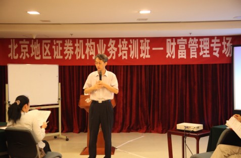 图2：史雁军老师正在进行认真讲解